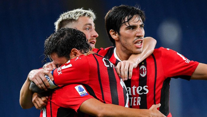 GENOA, ITALY - AUGUST 23: Brahim Diaz of Milan (L) celebrates with his team-mates Davide Calabria, Alexis Saelemaekers and Sandro Tonali after scoring a goal during the Serie A match between UC Sampdoria and Ac Milan at Stadio Luigi Ferraris on August 23, 2021 in Genoa, Italy. (Photo by Getty Images)