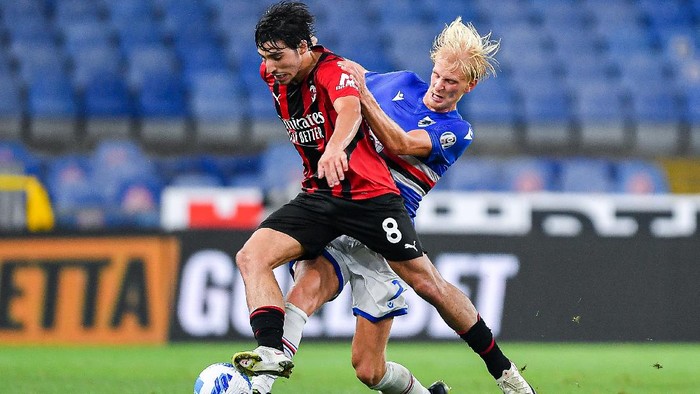 GENOA, ITALY - AUGUST 23: Sandro Tonali of Milan (L) and Morten Thorsby of Sampdoria vie for the ball during the Serie A match between UC Sampdoria and Ac Milan at Stadio Luigi Ferraris on August 23, 2021 in Genoa, Italy. (Photo by Getty Images)