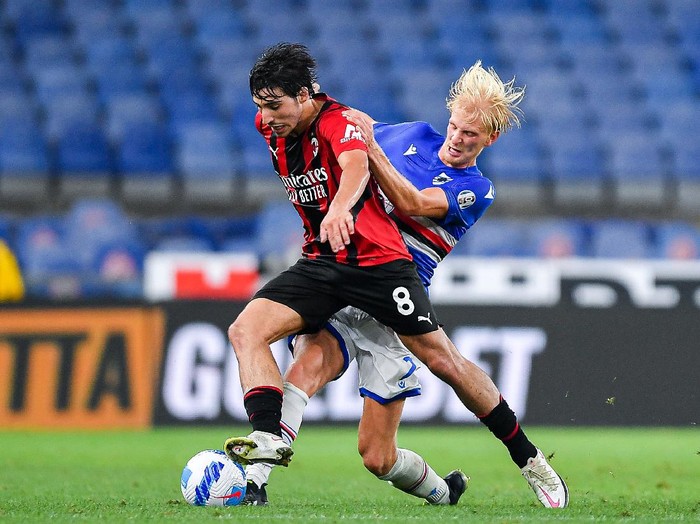 GENOA, ITALY - AUGUST 23: Sandro Tonali of Milan (L) and Morten Thorsby of Sampdoria vie for the ball during the Serie A match between UC Sampdoria and Ac Milan at Stadio Luigi Ferraris on August 23, 2021 in Genoa, Italy. (Photo by Getty Images)