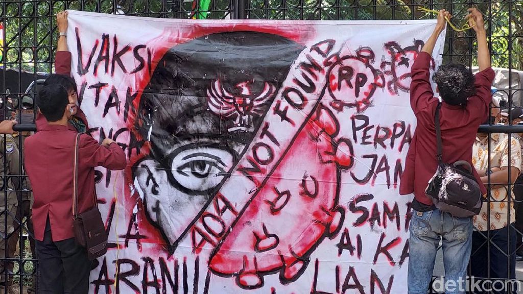 Aksi Mahasiswa Pasang Spanduk 404 Not Found di Kantor Walkot Bandung Aksi Mahasiswa Pasang Spanduk 404 Not Found di Kantor Walkot Bandung