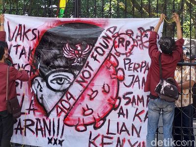 Aksi Mahasiswa Pasang Spanduk 404 Not Found di Kantor Walkot Bandung