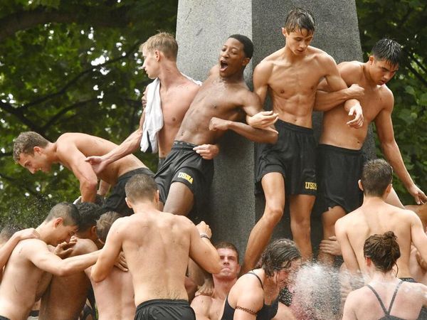 Asa Taruna Angkatan Laut AS Daki Monumen Herndon