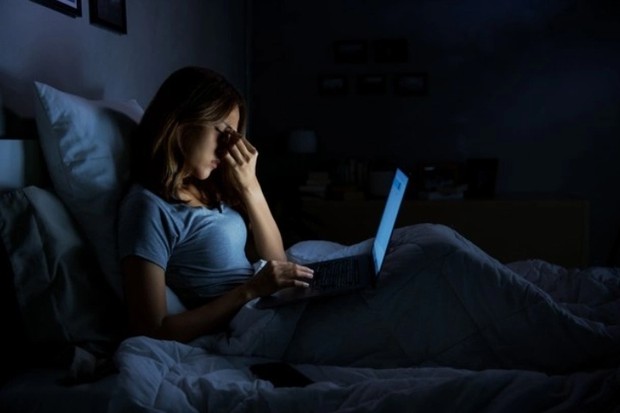 binge watching menyebabkan gangguan tidur