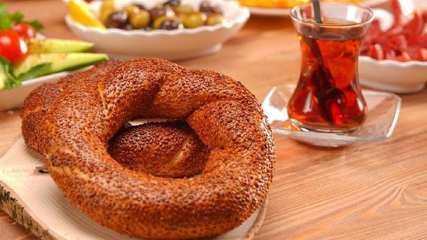 camilan koulouri Turkish bagel with cheese, tomato, green pepper, basil, tea