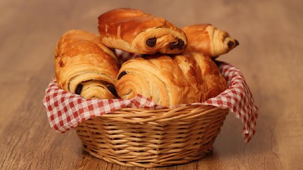 camilan pain au chocolat pain au chocolat, horizontal, rustique, tradition Française, pain boulanger, panier, corbeille