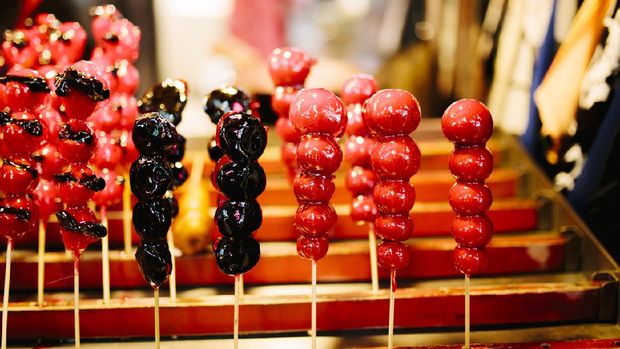 camilan tanghulu Tang hulu, candied fruit, on a market stall in Shilin Night Market, Dadong Road, Taipei, Taiwan