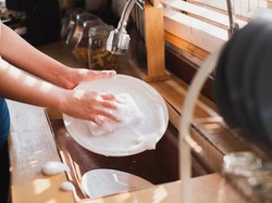 Bagaimana Cara Mencuci Wadah Bekas Daging Babi Menurut Islam?