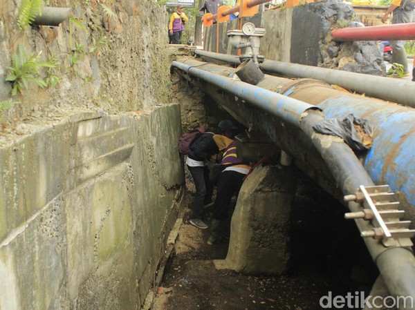 Petugas pemeliharaan saluran air Kota Bandung menemukan kamar di dalam gorong-gorong atau saluran drainase di Jl Dr Djundjunan, Kota Bandung.