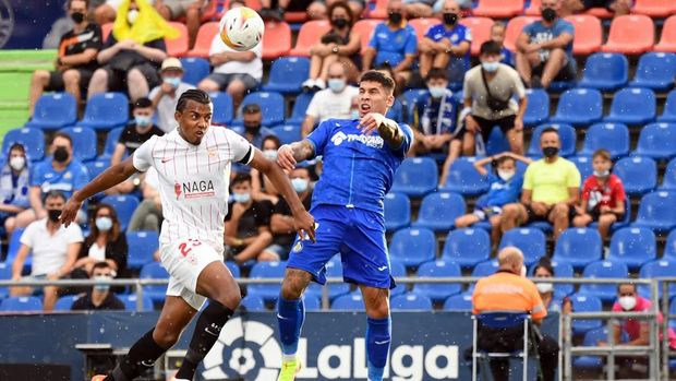 Sevilla's French defender Jules Kounde (L) vies with Getafe's Uruguayan defender Mathias Olivera during the Spanish League football match between Getafe CF and Sevilla FC at the Col. Alfonso Perez stadium in Getafe on August 22, 2021. (Photo by PIERRE-PHILIPPE MARCOU / AFP)