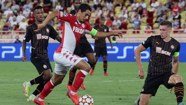 Monaco's French forward Wissam Ben Yedder (L) is challenged by Shakhtar Donetsk's Ukrainian defender Mykola Matviyenko (R) during their UEFA Champions League third preliminary round football match between AS Monaco and FC Chakhtar Donetsk at 