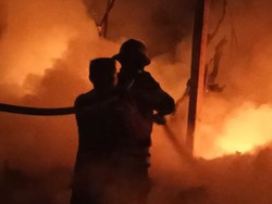 Gudang Limbah Plastik di Karawang Ludes Terbakar