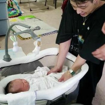 Ini adalah foto ketika Bobby bertemu dengan keponakannya. Dalam foto tersebut, raut wajah senang Bobby tidak bisa disembunyikan. Bahkan personel iKON ini sangat excited untuk segera menggendong sang keponakan. /Foto: Instagram/bobbypopins