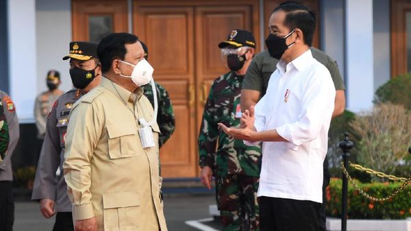 Jokowi Bareng Prabowo Tinjau Vaksinasi di Kaltim
