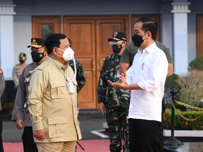 Jokowi Bareng Prabowo Tinjau Vaksinasi di Kaltim