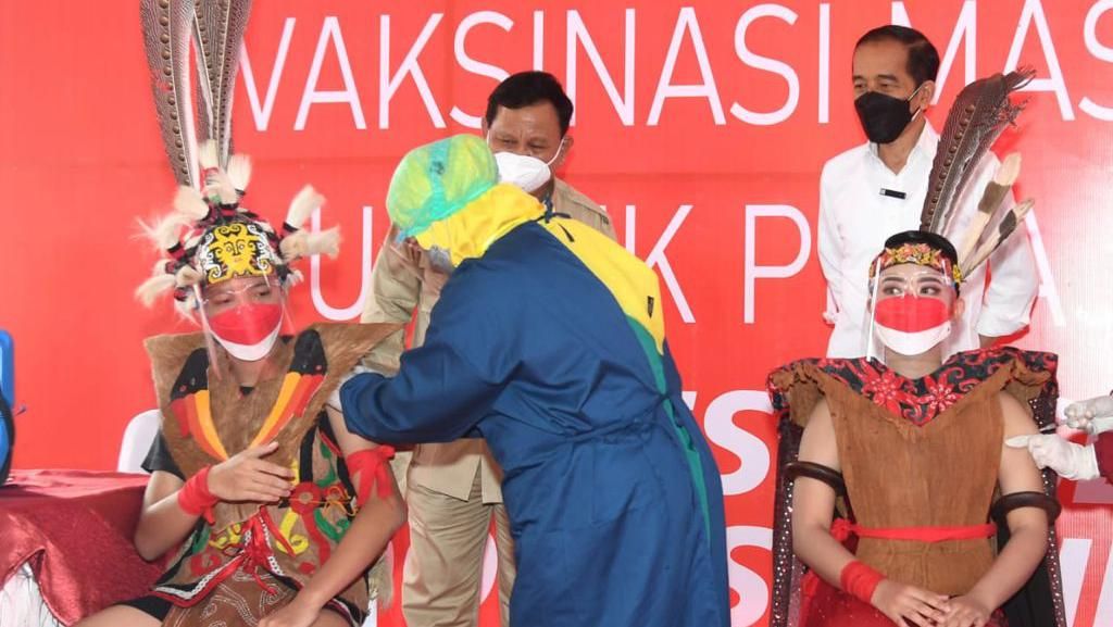 Gimana Rasanya Divaksin COVID-19 Diawasi Duet Jokowi-Prabowo?
