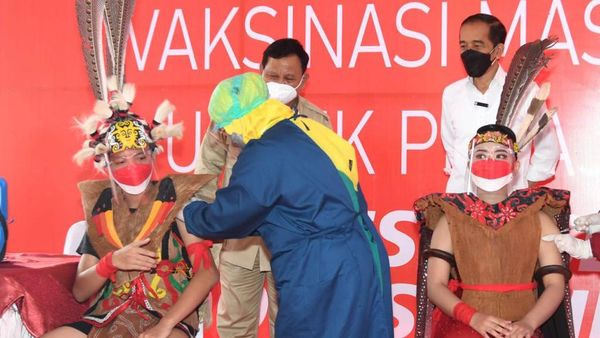 Gimana Rasanya Divaksin COVID-19 Diawasi Duet Jokowi-Prabowo?
