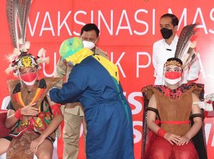 Gimana Rasanya Divaksin COVID-19 Diawasi Duet Jokowi-Prabowo?
