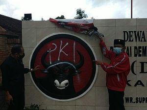 Lambang Banteng di Kantor DPC PDIP Pacitan Dicoreti PKI