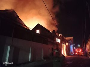 Gudang Kayu di Krembangan Surabaya Terbakar Gudang Kayu di Krembangan Surabaya Terbakar