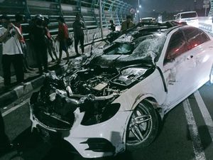 Penampakan Mobil Mercy Ringsek Parah Usai Hantam Pembatas Jalan