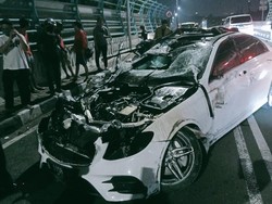 Mobil Mercy Ringsek Usai Tabrak Pembatas Jalan di Flyover Permata Hiijau