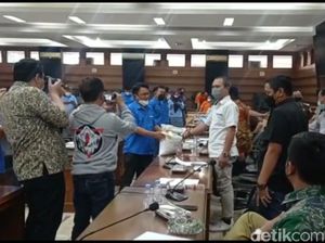 Kualitas Beras Bantuan PPKM Buruk, Ketua RT-RW di Tasik Datangi DPRD Kualitas Beras Bantuan PPKM Buruk, Ketua RT-RW di Tasik Datangi DPRD