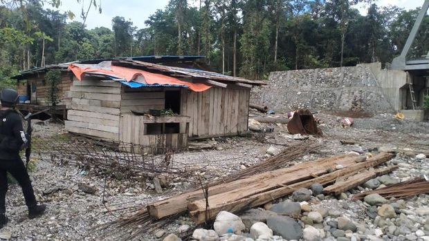 KKB pimpinan Tenius Gwijangge membunuh dua pekerja pembangunan jembatan di Yahukimo, Papua. KKB ini diduga memiliki 6 pucuk senjata api berbagai jenis. (dok Polda Papua)