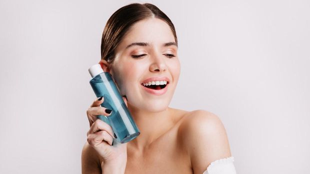 Kulit lembap dengan hydrating toner/foto: freepik.com/lookstudio