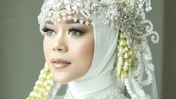8 Foto Lesti Kejora Pakai Siger Sunda Saat Menikah yang Bikin Netizen Debat