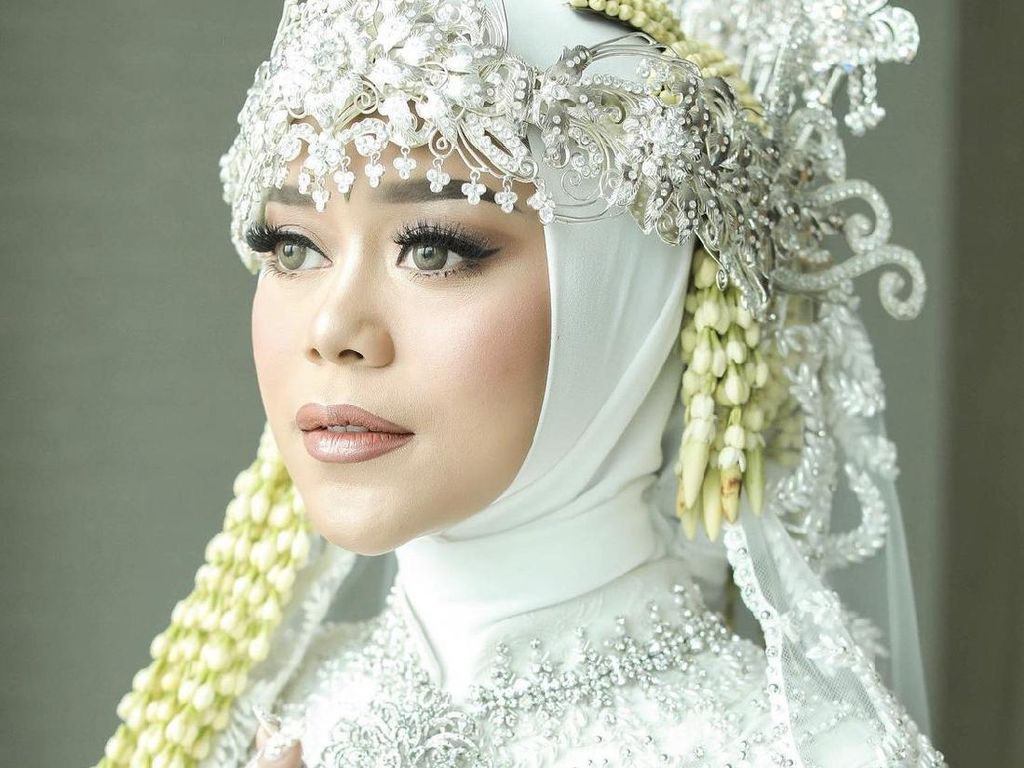 8 Foto Lesti Kejora Pakai Siger Sunda Saat Menikah yang Bikin Netizen Debat