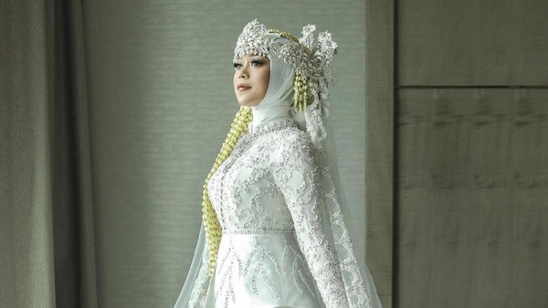 Lesti Kejora memakai siger.