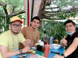 Manisnya Momen Teuku Ryan dan Ria Ricis Saat Makan Mangga Bareng Manisnya Momen Teuku Ryan dan Ria Ricis Saat Makan Mangga Bareng