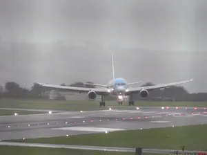 Ampun Bang Jago! Aksi Pilot Mendaratkan Pesawat Miring di Tengah Angin Kencang Ampun Bang Jago! Aksi Pilot Mendaratkan Pesawat Miring di Tengah Angin Kencang