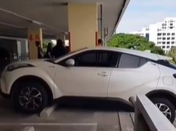 Ngeri! Mobil Parkir Mundur Nyaris Terjun Keluar Gedung