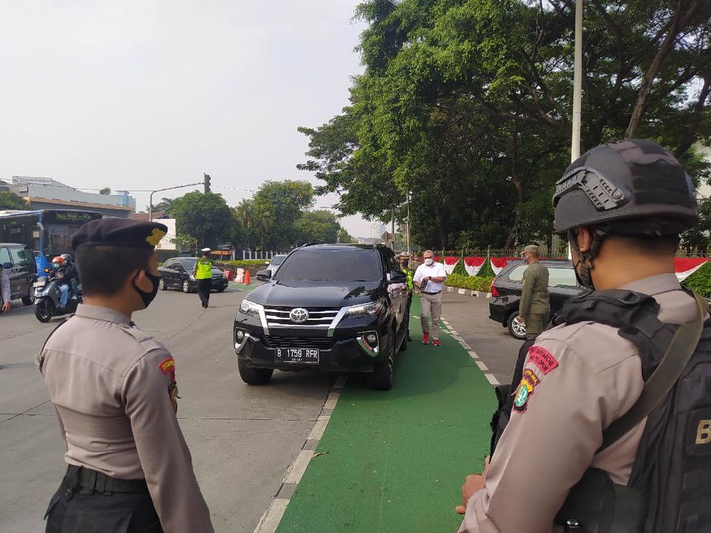 Alasan Dinas Kementerian, Mobil Pelat RFR Tak Mau Putar Balik di Gage Sudirman