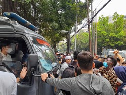 Polisi Amankan Sejumlah Massa Pencari Suaka Afghanistan di Kantor UNHCR Jakpus