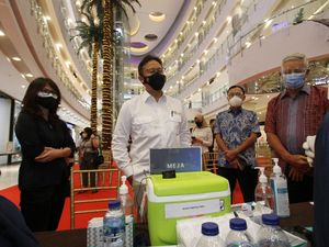 Momen Menkes Tinjau Vaksinasi di Pusat Perbelanjaan