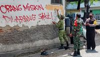 Momen Petugas Hapus Vandalisme Orang Miskin Dilarang Sakit
