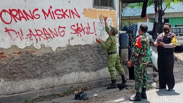 Momen Petugas Hapus Vandalisme Orang Miskin Dilarang Sakit