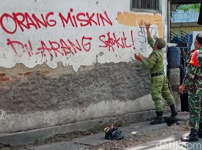 Momen Petugas Hapus Vandalisme Orang Miskin Dilarang Sakit