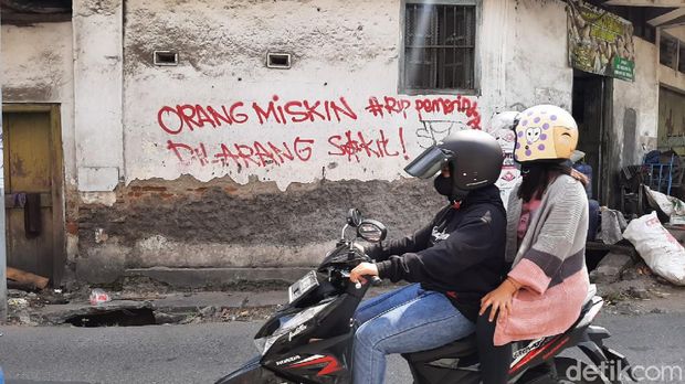 Aksi corat-coret vandalisme yang berisi kritik dan menyinggung pemerintah terlihat di beberapa tembok di wilayah Kota Solo, Jawa Tengah.