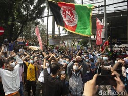 Massa Pengungsi Afghanistan Bubar, Depan Kantor UNHCR Disemprot Disinfektan