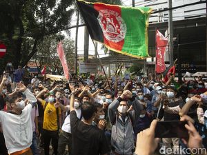 Massa Pengungsi Afghanistan Bubar, Depan Kantor UNHCR Disemprot Disinfektan Massa Pengungsi Afghanistan Bubar, Depan Kantor UNHCR Disemprot Disinfektan