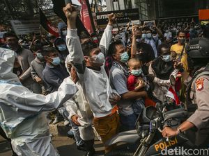 Polisi Bubarkan Paksa Massa Pengungsi Afghanistan Lagi!