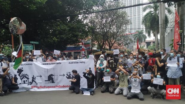 Jalan Kebon Sirih, Jakarta Pusat, tidak bisa dilintasi kendaraan imbas adanya demonstrasi yang dilakukan oleh pengungsi Afghanistan di depan kantor Badan Pengungsi PBB (UNHCR), Selasa (24/8).
