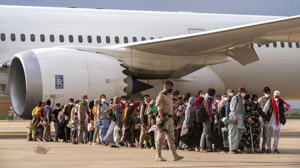 Pesawat Pengungsi Afghanistan Tiba di Spanyol