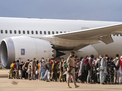 Pesawat Pengungsi Afghanistan Tiba di Spanyol