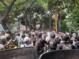 Polisi Bubarkan Paksa Demo Pencari Suaka Afghanistan, Massa Kembali Ricuh Polisi Bubarkan Paksa Demo Pencari Suaka Afghanistan, Massa Kembali Ricuh