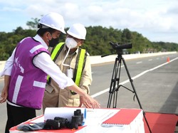 Ditemani Prabowo, Jokowi Tinjau Sodetan Akses Jalan Ibu Kota Baru di Kaltim