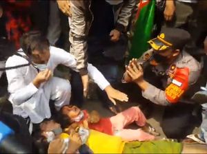 Video Kapolsek Menteng Berlutut Memohon ke Pengungsi Afghanistan